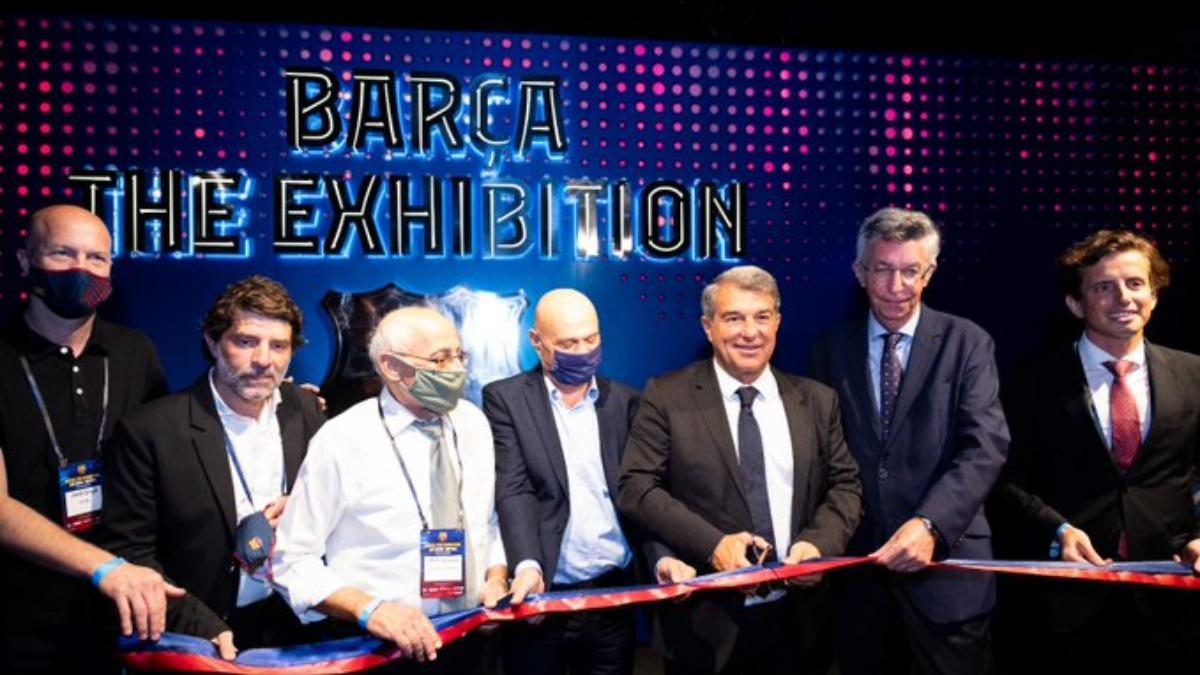 Joan Laporta cortando la cinta de 'Barça The Exhibition&quot;