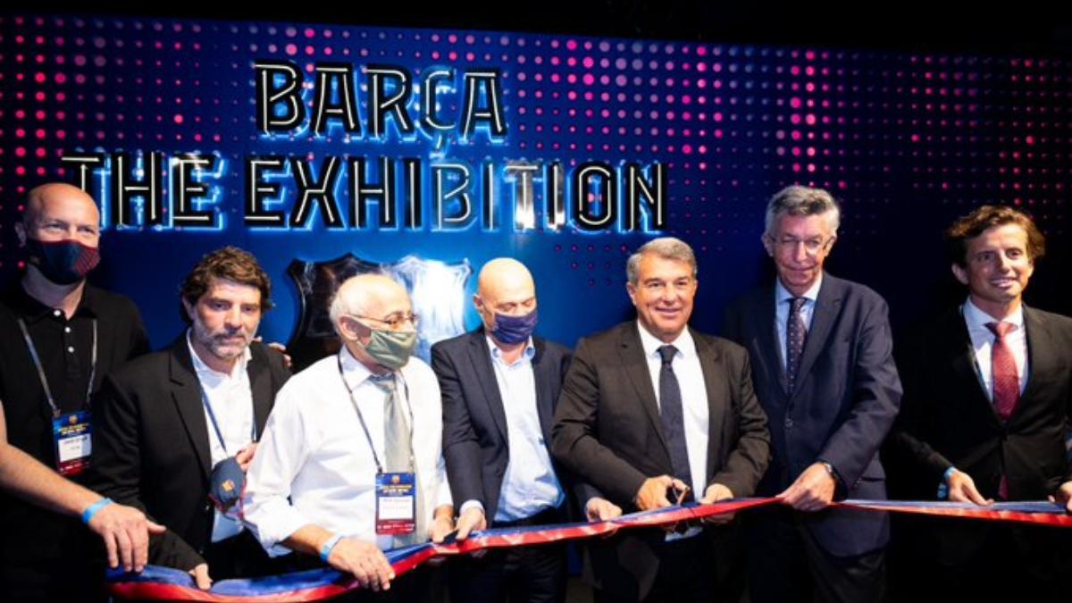 Joan Laporta cortando la cinta de 'Barça The Exhibition"