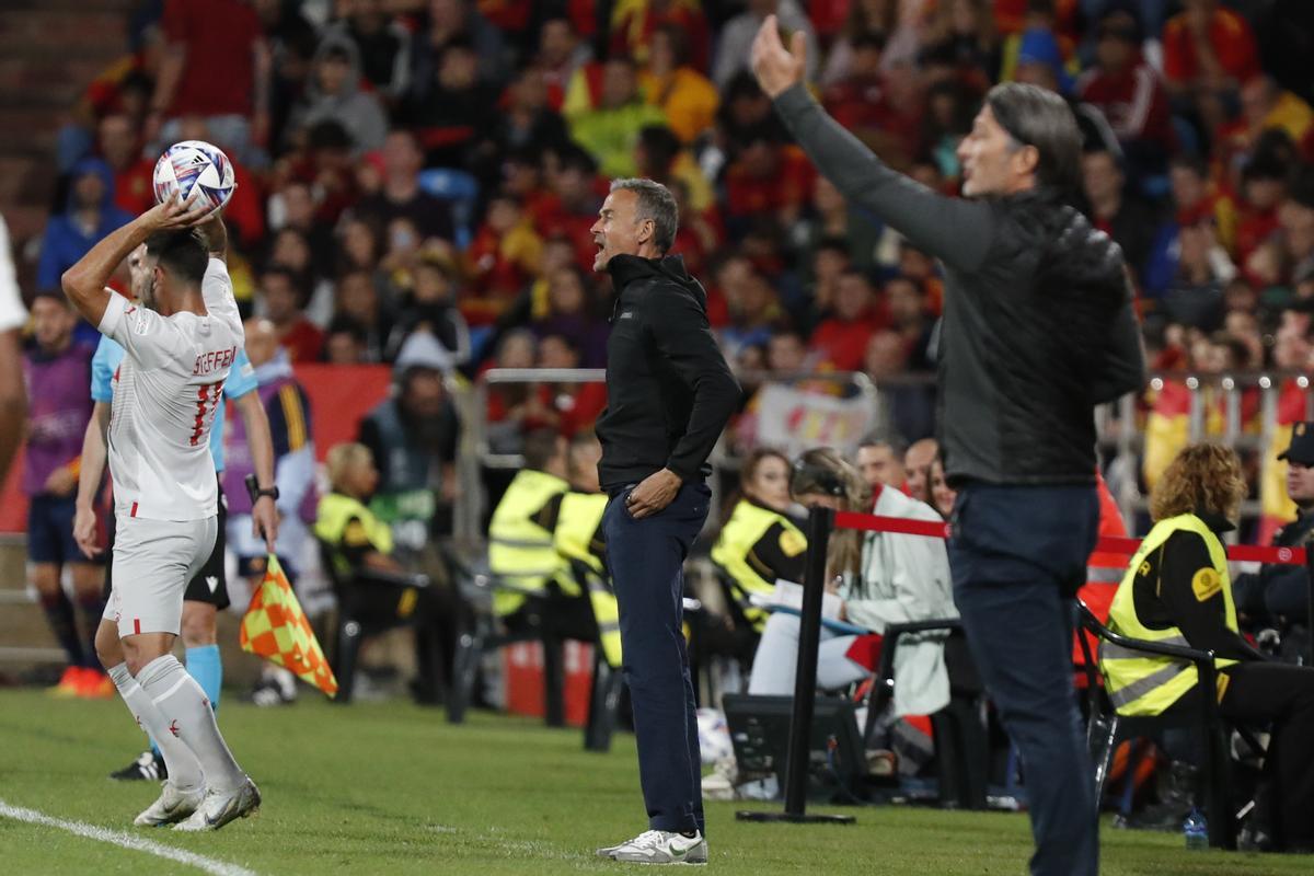 ZARAGOZA, 24/09/2022.- Murat Yakin, seleccionador de fútbol de Suiza (d), y Luis Enrique (c), seleccionador de España, se dirigen a sus respectivos jugadores durante el partido de la Liga de Naciones que España y Suiza disputan este sábado en el estadio de La Romareda, en Zaragoza. EFE/Toni Galán