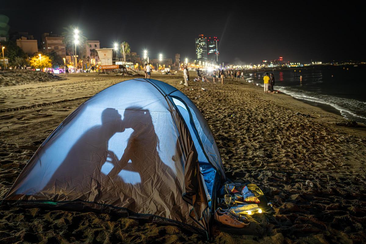 Refugio nocturno: Barcelona se refresca y descansa en sus playas durante las noches calurosas