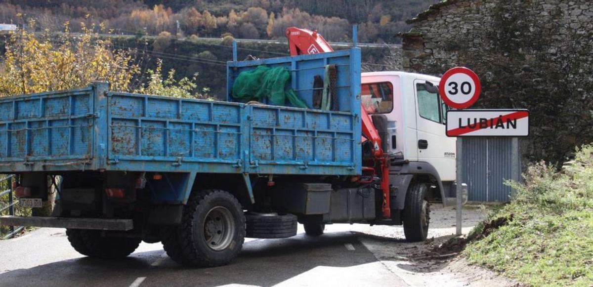 La carretera de Lubián abre esta semana tras limpiar el escombro