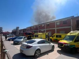 En imágenes | Aparatoso incendio en un taller de coches de Calatorao, en Zaragoza