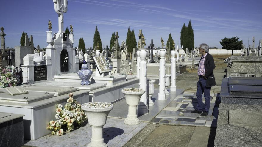 El concejal de Sanidad, Manuel Burón, observa un panteón que ha invadido con ornamentos el paseo entre lápidas.