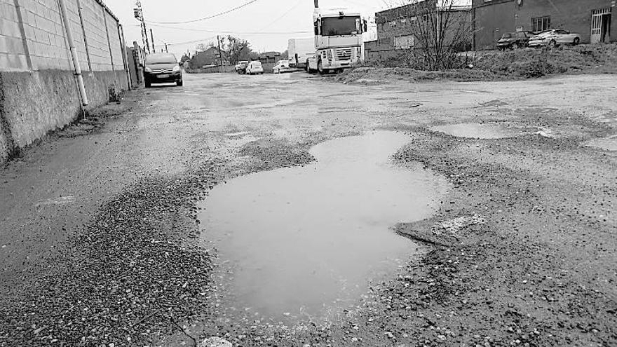 Baches en el camino de Los Campos.