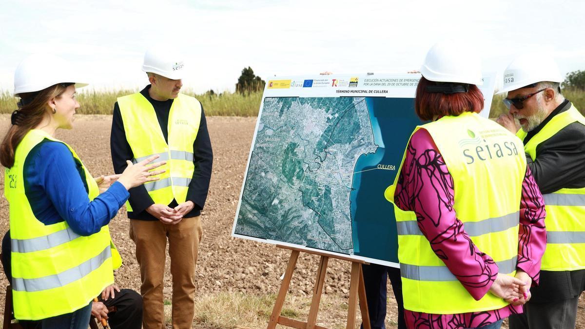 Mayor, con la secretaria de Estado y directivos de Seiasa, en la visita a las obras que el ministerio ejecuta en Cullera.