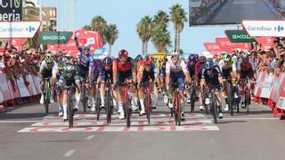 La Vuelta a España en Castellón: Kaden Groves se impone en un accidentado y épico final en Burriana