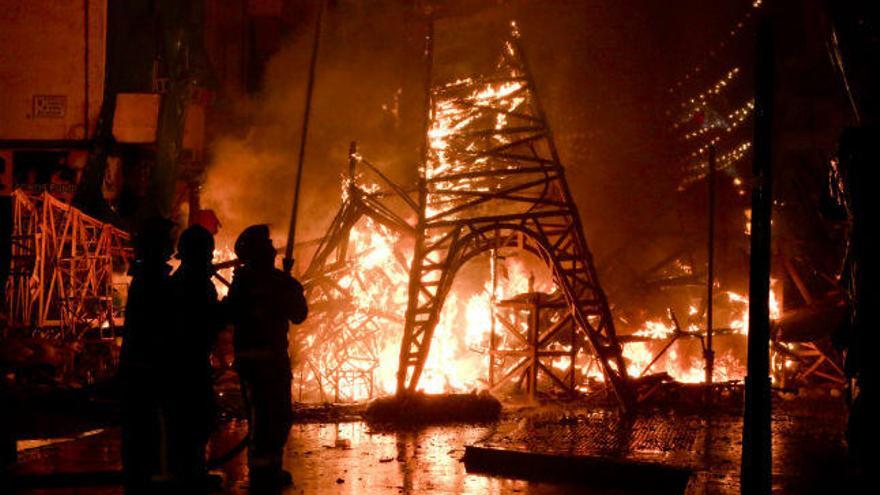 La cremà de la hoguera Foguerer Carolinas del año pasado