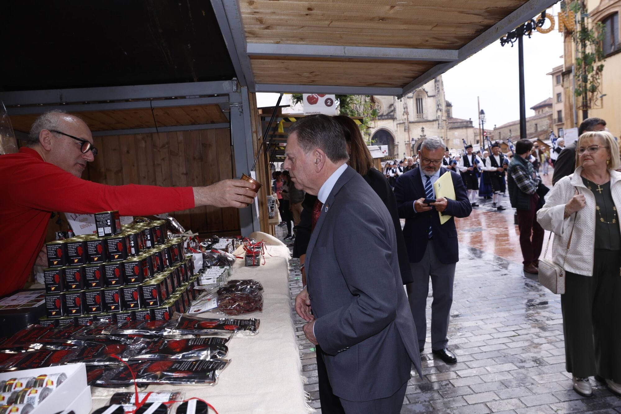 Apertura del mercadillo de la Ascensión y visita del alcalde