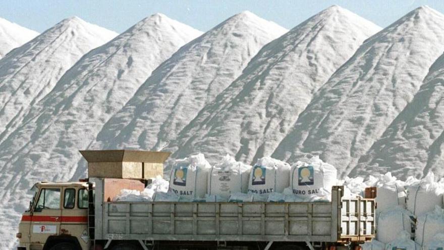 Montañas de sal en las salinas de Torrevieja, dispuestas para el empaquetado.