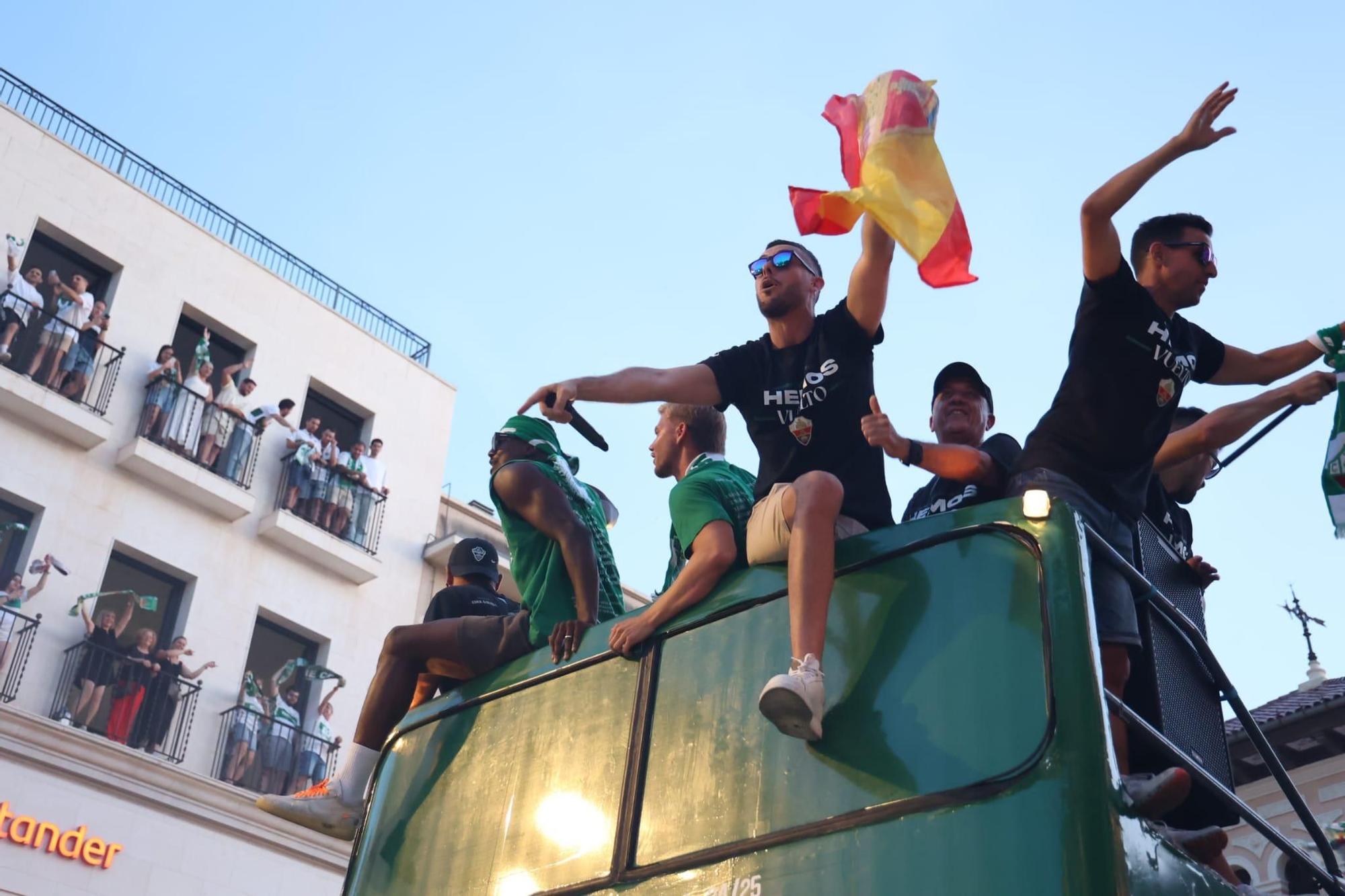 El Elche CF celebra el ascenso a Primera con una rúa en autobús hasta la Plaça de Baix