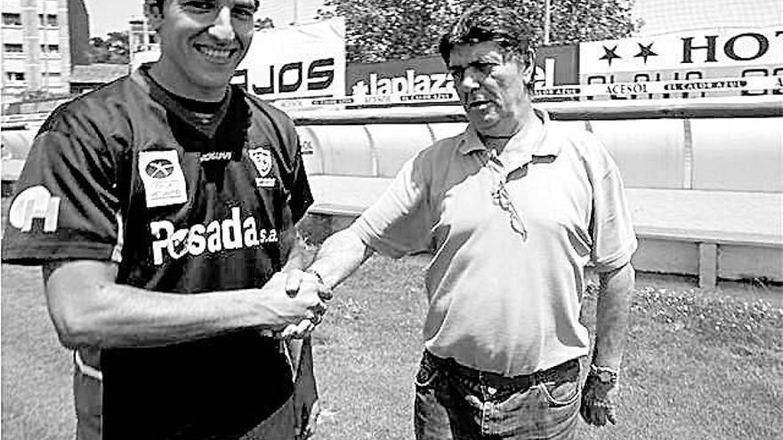 Ángel Luis estrecha la mano del delegado del Marino, Aurelio Muñiz, durante su presentación oficial.