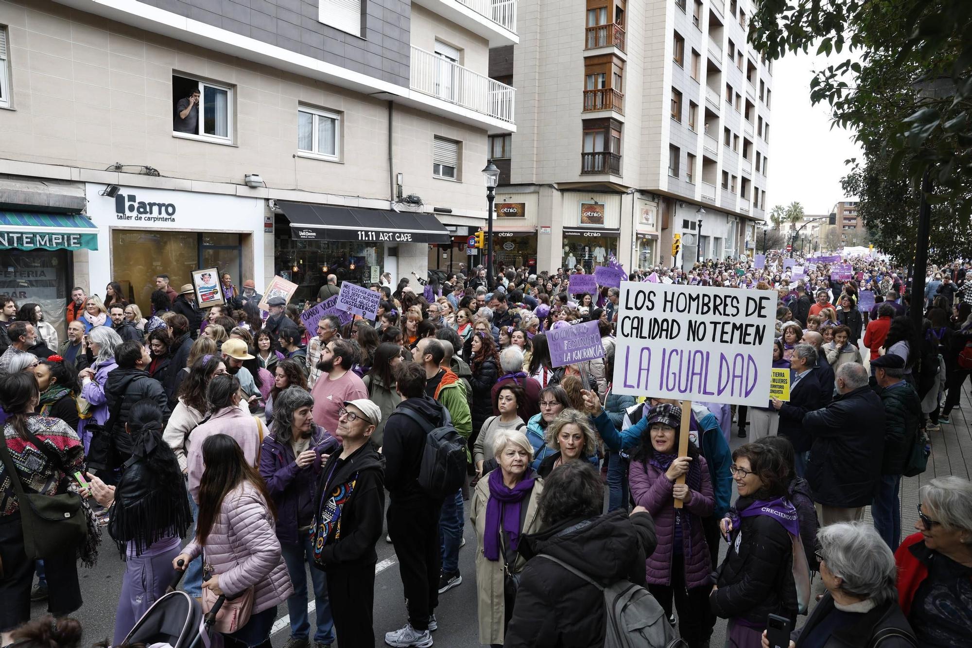 EN IMÁGENES: Carrozas, batucada y pancartas: así ha sido la multitudinaria manifestación del 8M en Asturias
