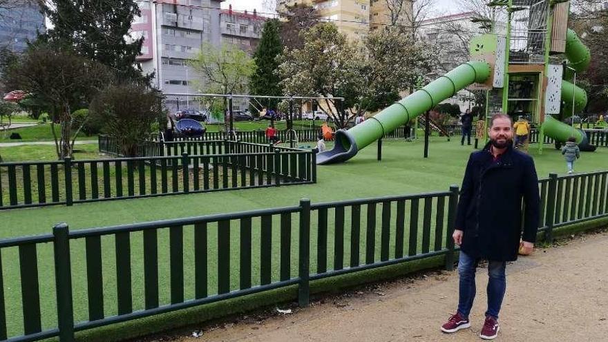 El concejal Iván Puentes en el parque infantil de Campolongo. // FdV