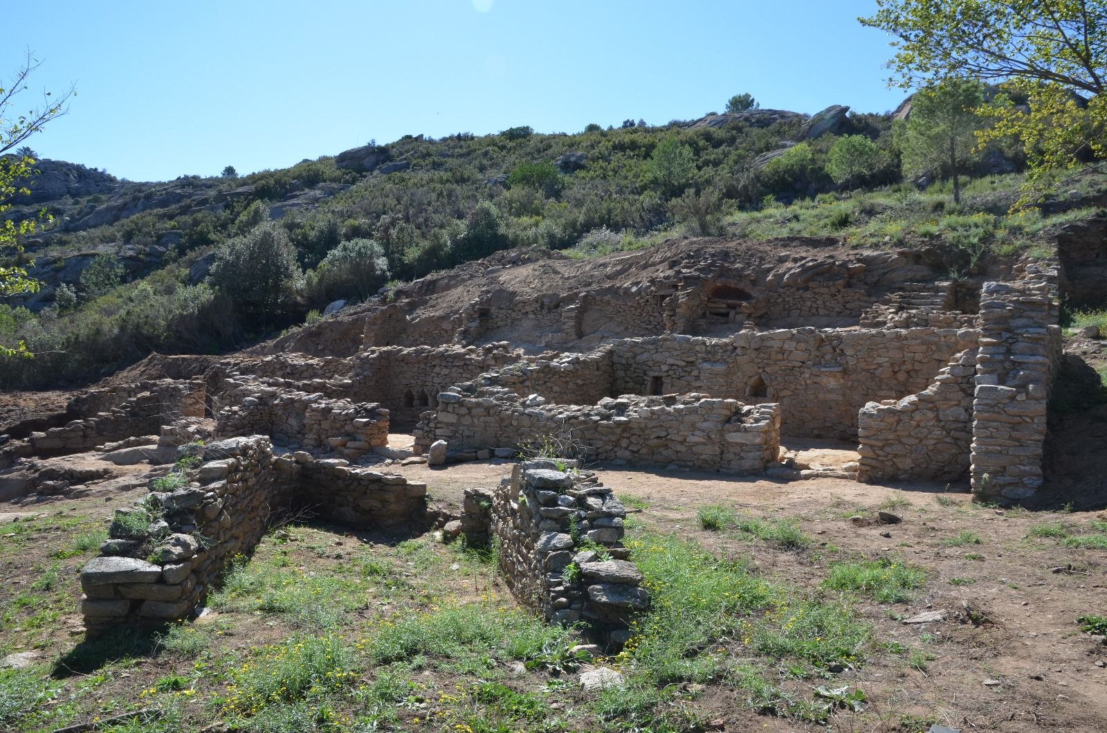 Afloren tres cases "espectaculars" al poblat de Santa Creu de Rodes