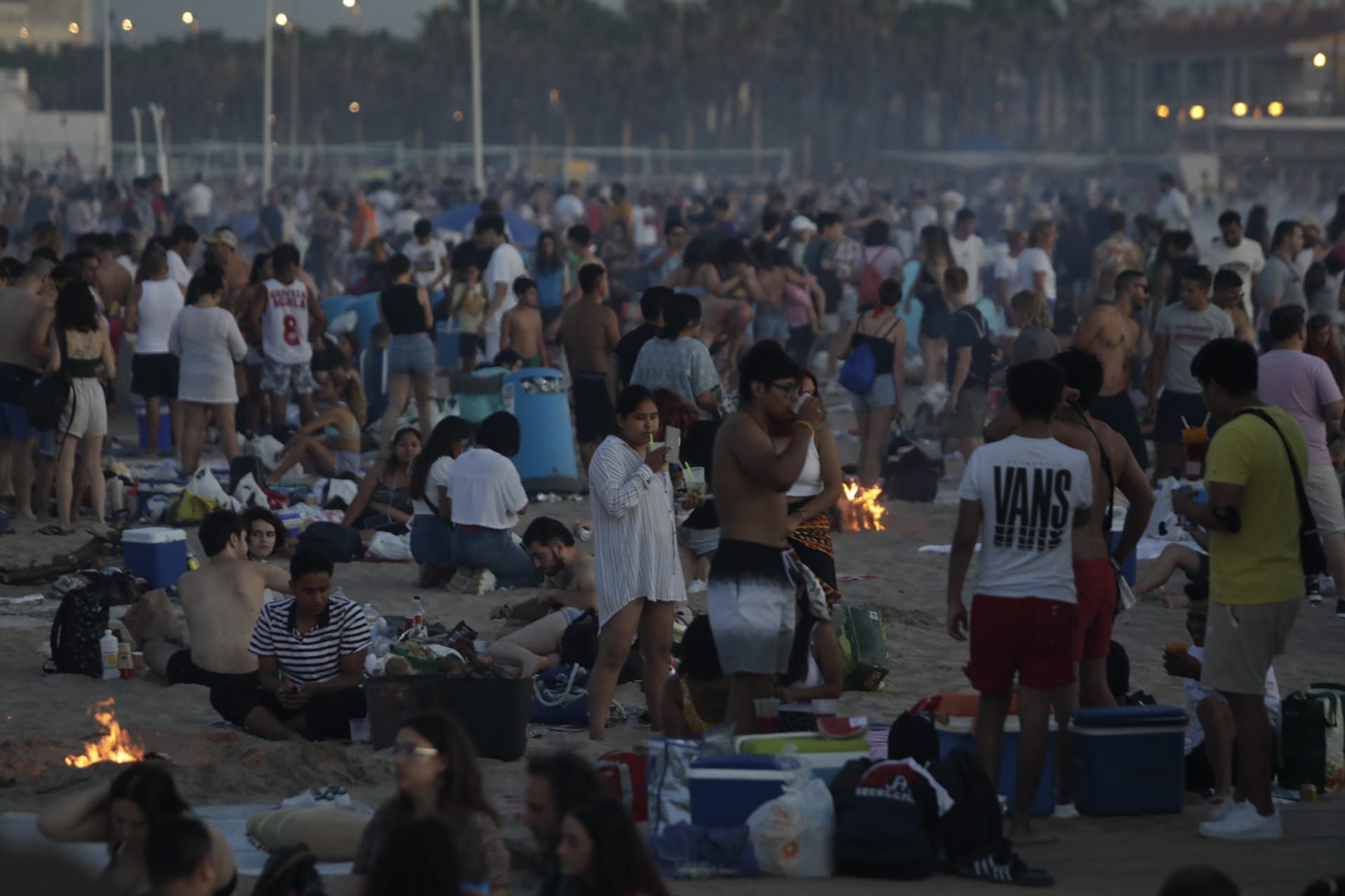 València inunda sus playas en el primer San Juan poscovid