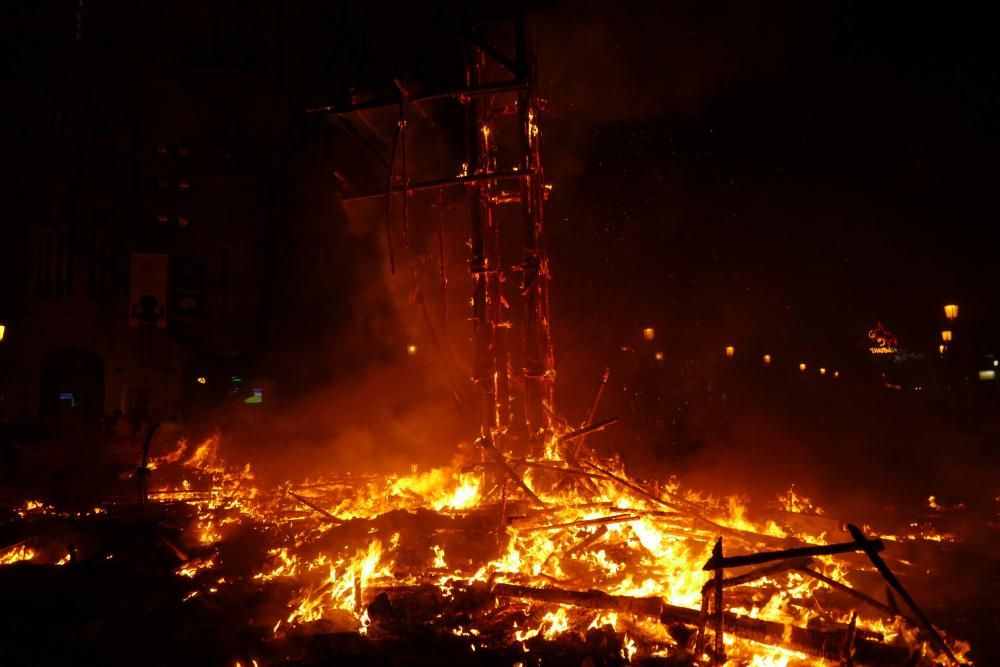 Así ardió el Baco de Almirante Cadarso