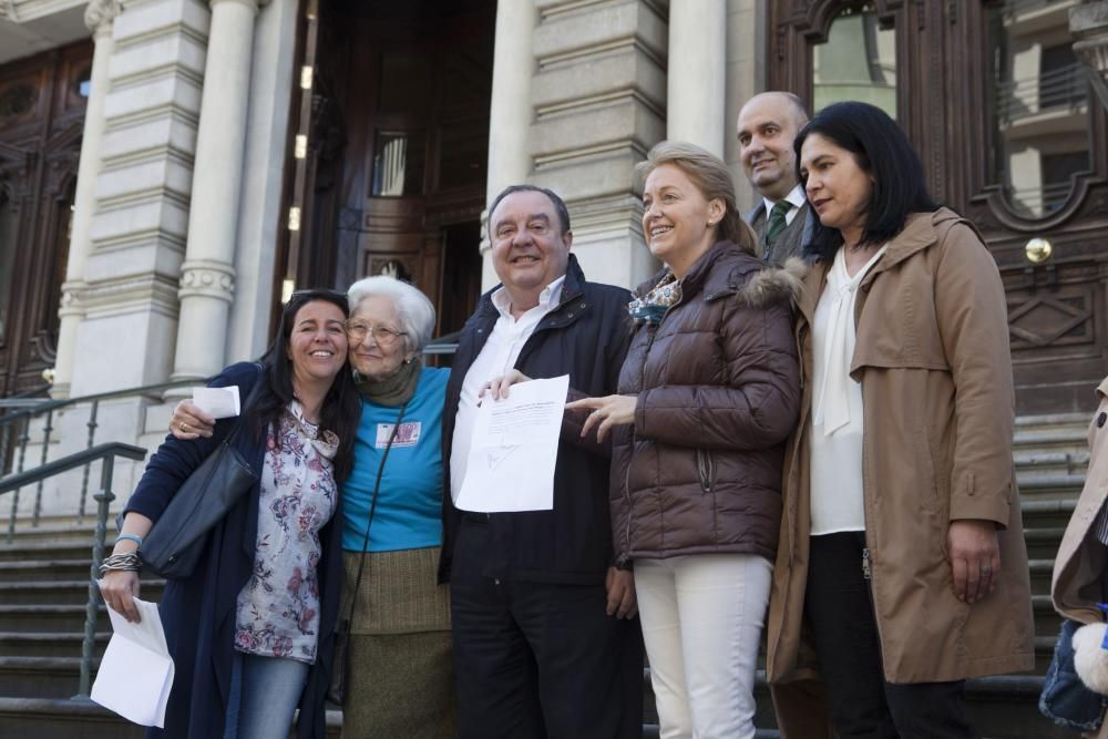 Multitudinaria manifestación contra el impuesto de sucesiones ante la Junta