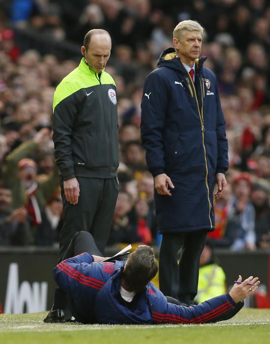 Louis Van Gaal se tira al suelo para protestar una jugada durante el Manchester United - Arsenal.