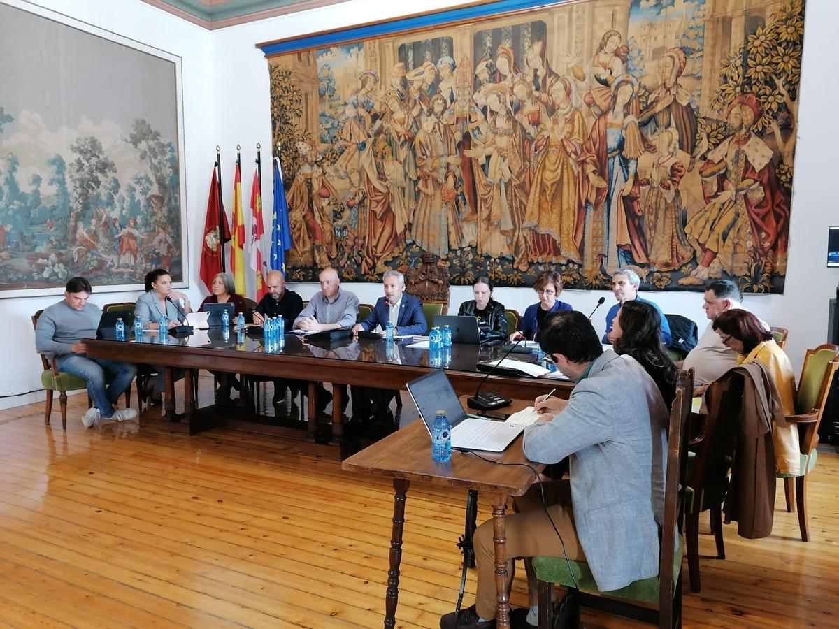 Los concejales del Ayuntamiento debaten uno de los puntos del orden del día de la sesión.