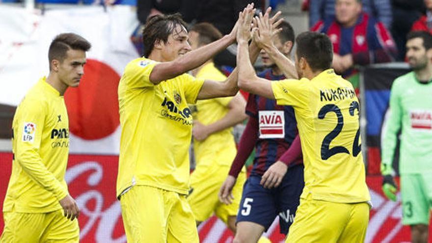 Los jugadores del Villarreal celebran uno de sus goles.