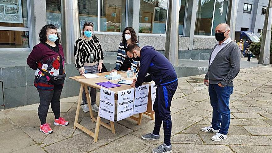 Recogida de firmas, ayer ante el Concello. |   // ANXO BOENTE