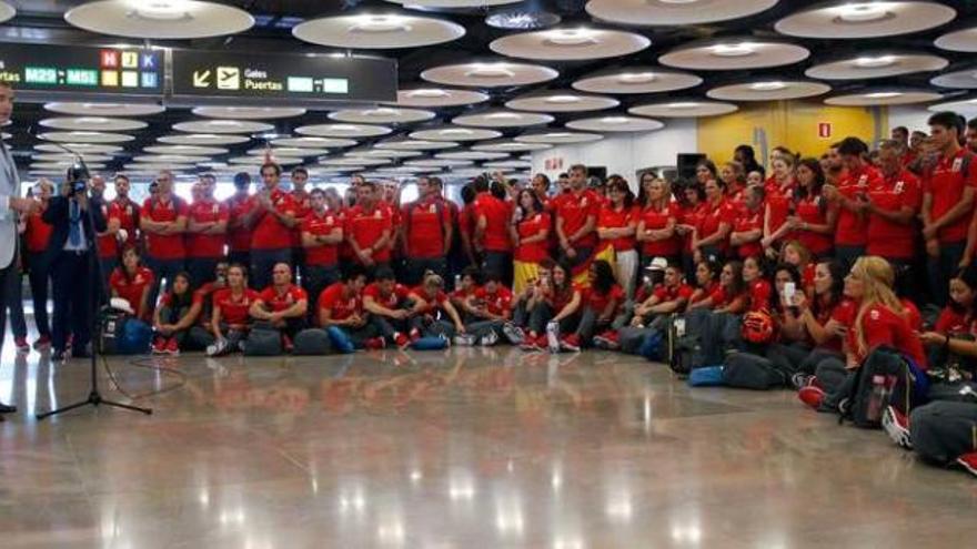 Don Felipe se dirige en el aeropuerto de Barajas a los expedicionarios españoles antes de que embarquen rumbo a Río de Janeiro.