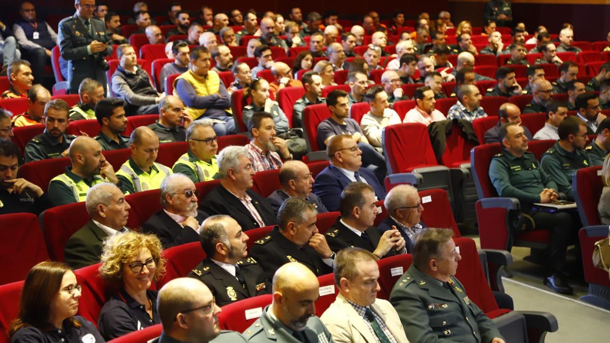 Autoridades y otros asistentes en las jornadas sobre desaparecidos de la Guardia Civil.