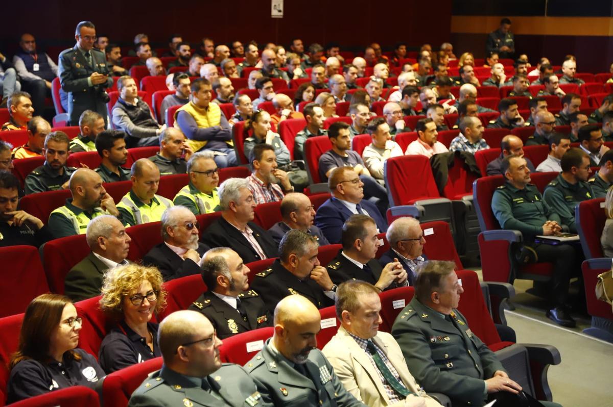 Autoridades y otros asistentes en las jornadas sobre desaparecidos de la Guardia Civil.