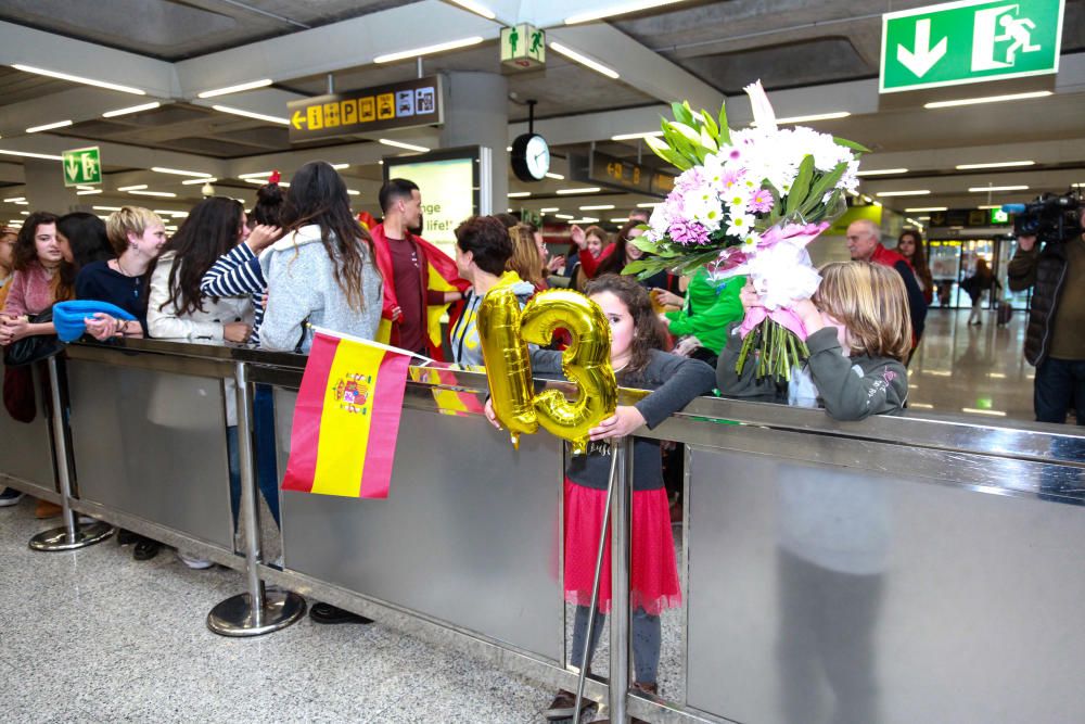 Decenas de familiares y amigos reciben a Cata Coll a su llegada a Mallorca