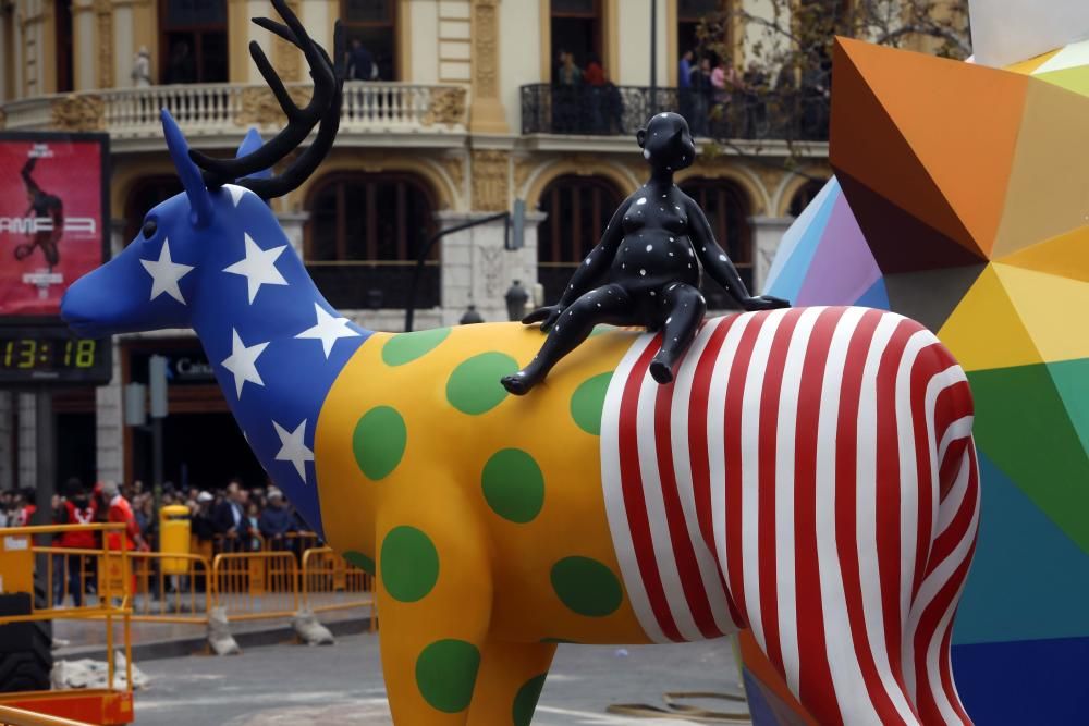 Así es la falla de Okuda en la plaza del Ayuntamiento