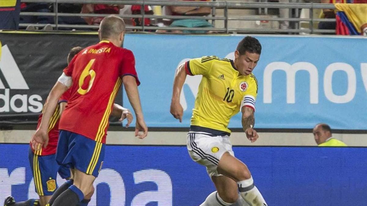 James se lleva el balón delante de Iniesta