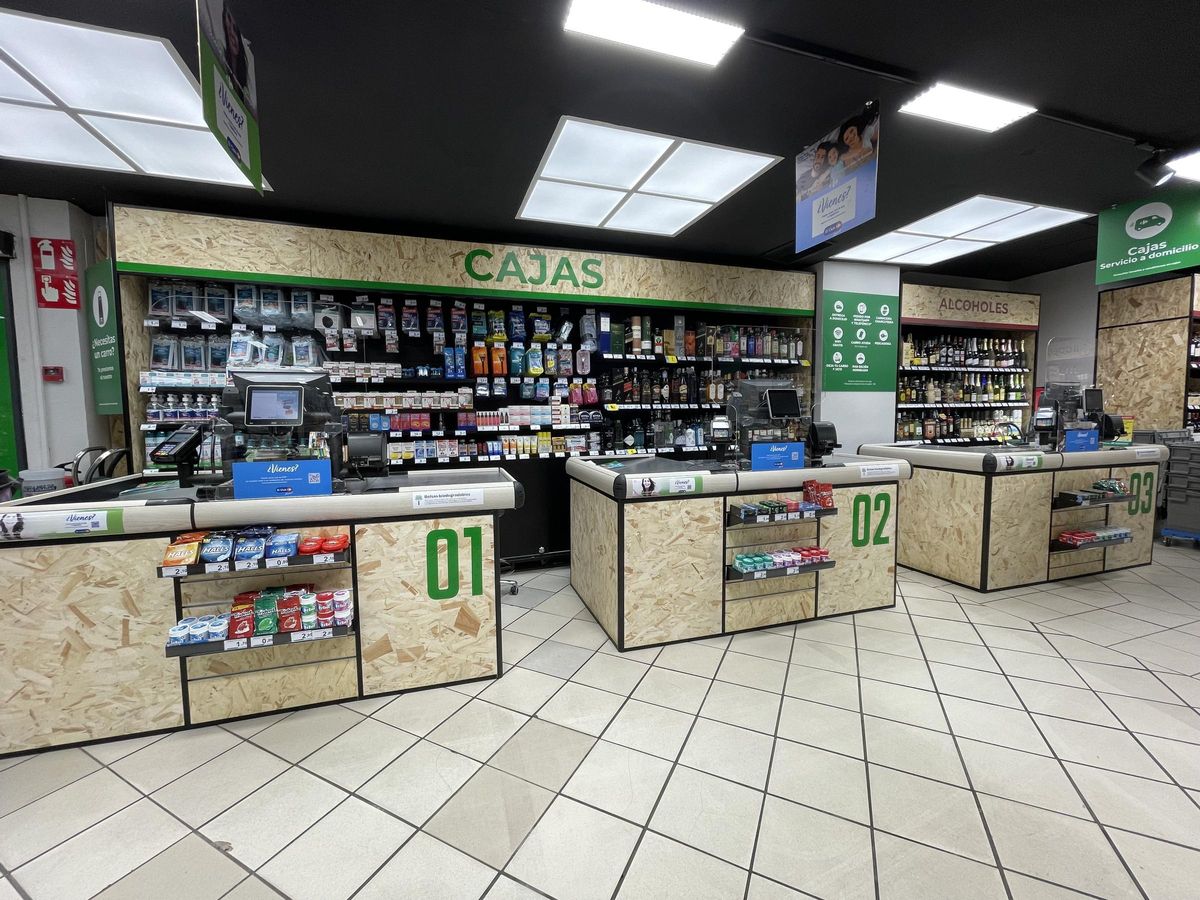 Interior de tienda Carrefour Express.