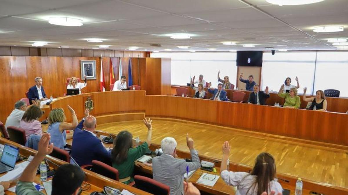 Votación de una de las mociones debatidas en el pleno del Concello de Vigo.