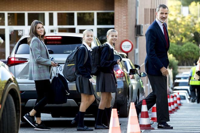 Los reyes acompañan a sus hijas en su primer día de colegio