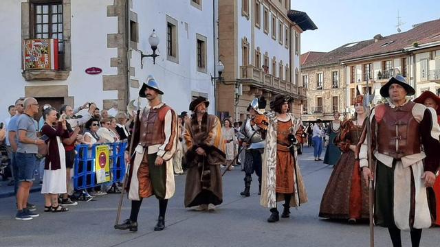 El desfile del emperador por el centro de la Villa. | L. P.