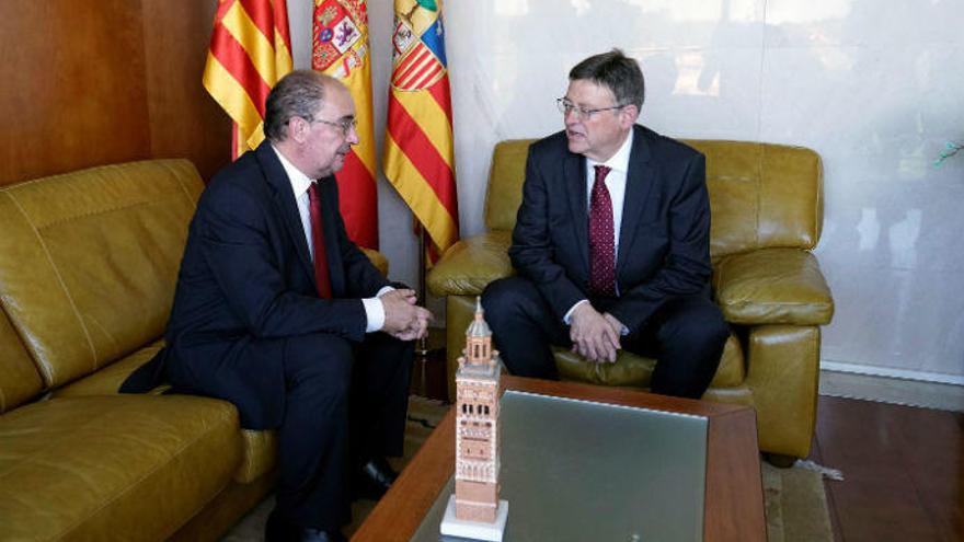 Los presidentes de los gobiernos aragonés, Javier Lambán (izda), y valenciano, Ximo Puig, han escenificado este viernes la unión de ambas regiones para reclamar la inversión en el tramo ferroviario Zaragoza-Teruel-Sagunt