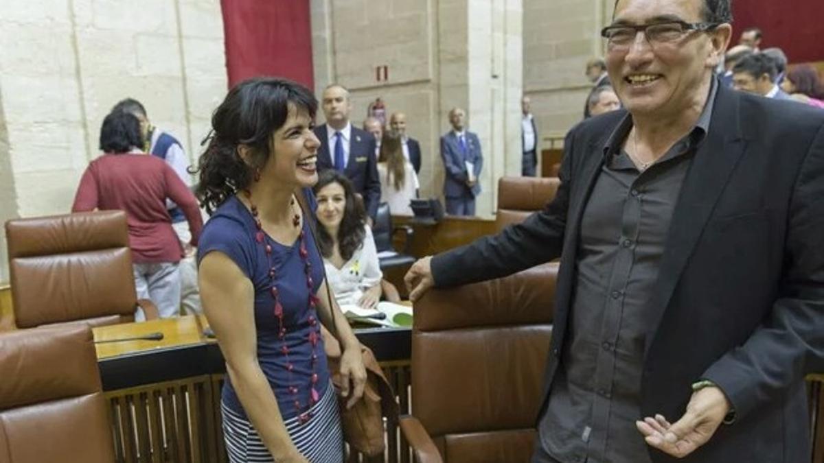 El portavoz adjunto de Podemos en el Parlamento andaluz, José Luis Serrano, junto a la líder de la formación morada en Andalucía, Teresa Rodríguez.