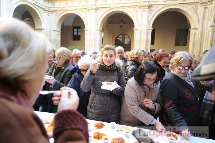 Reparto de boniatos en el Palacio Episcopal por San Fulgencio