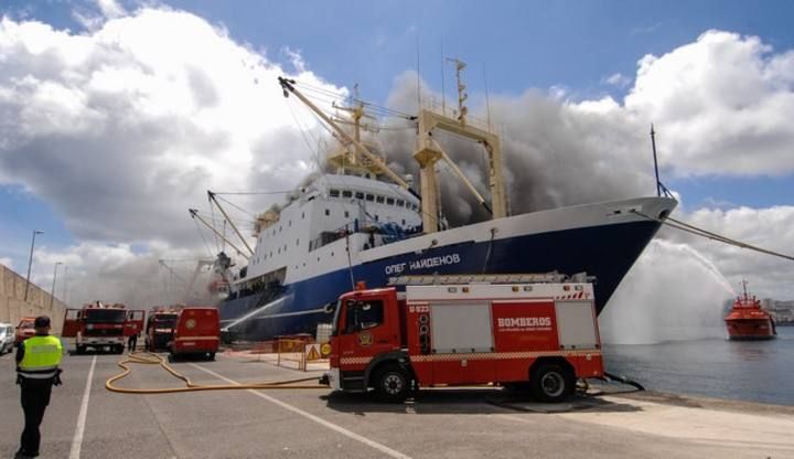 Incendio en el pesquero ruso Oleg Naydenov, atracado en el dique Reina Sofía