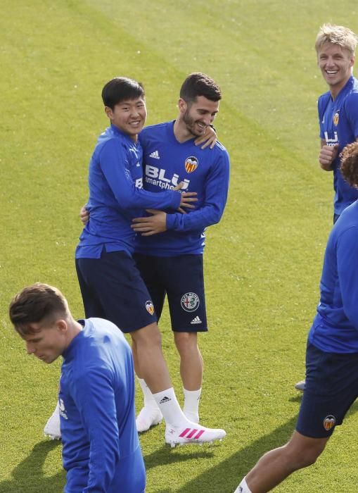 La plantilla felicita a Kang in Lee