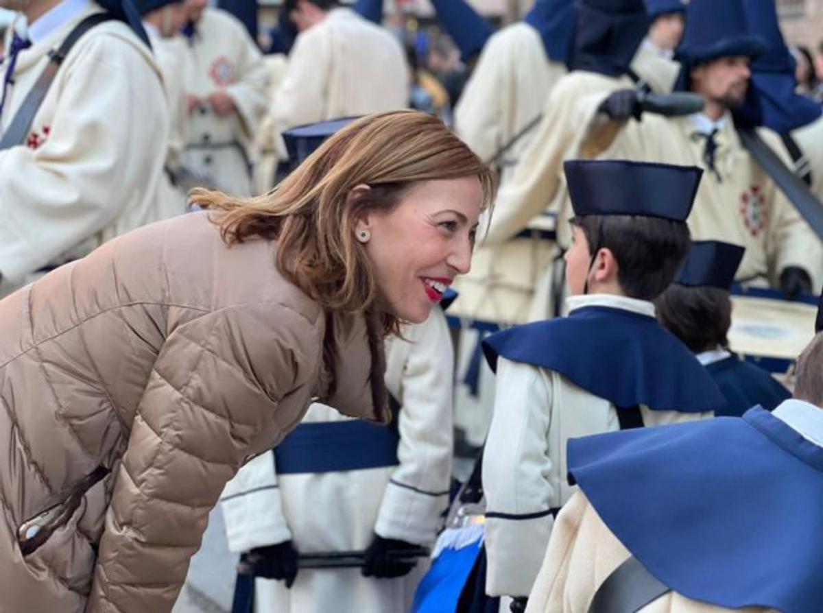 Natalia Chueca (PP) con los niños de La Piedad.