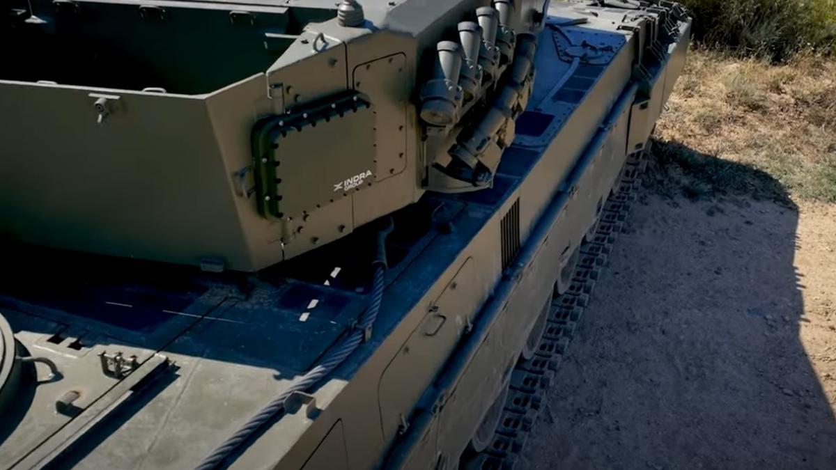 Un carro de combate Leopard 2A4 con uno de los radares Nemus de Indra integrado en su sistema de defensa.