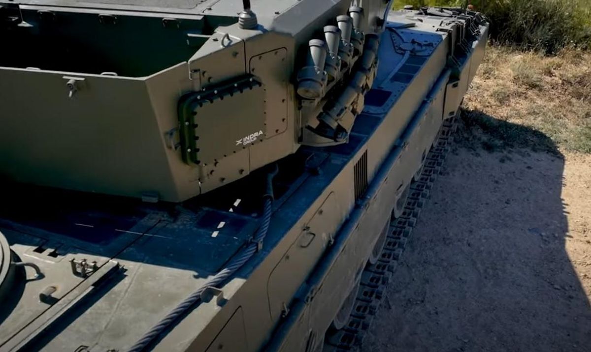 Un carro de combate Leopard 2A4 con uno de los radares Nemus de Indra integrado en su sistema de defensa.