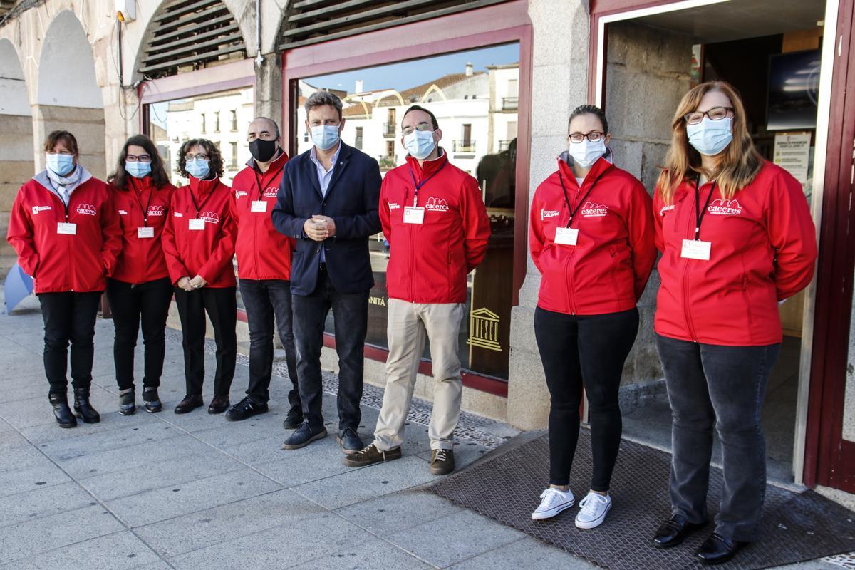 El concejal de Turismo de Cáceres, Jorge Villar, en la presentación de los uniformes.