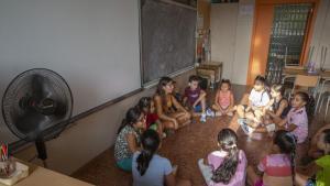 Calor y ventiladores en el aula de una escuela de Barcelona, en una foto de archivo