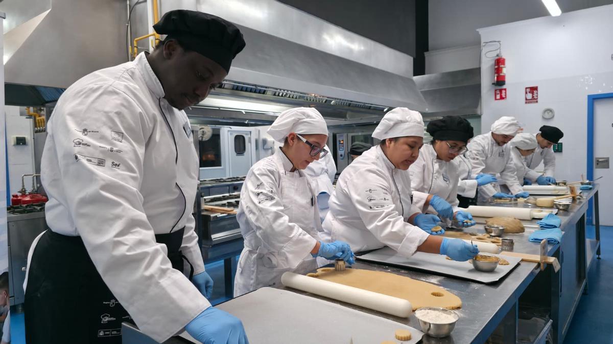 Alumnos de la Escuela Municipal de Hostelería.