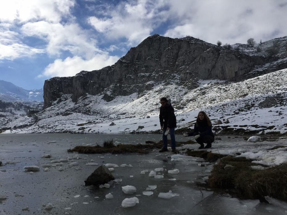 Turistas caminando sobre el lago Ercina