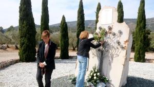 Lalcaldessa de Freginals, Neus Franch, a lesquerra, i una veïna, dipositant rams de flors al monòlit de record de les víctimes de laccident dautocar a lAP-7