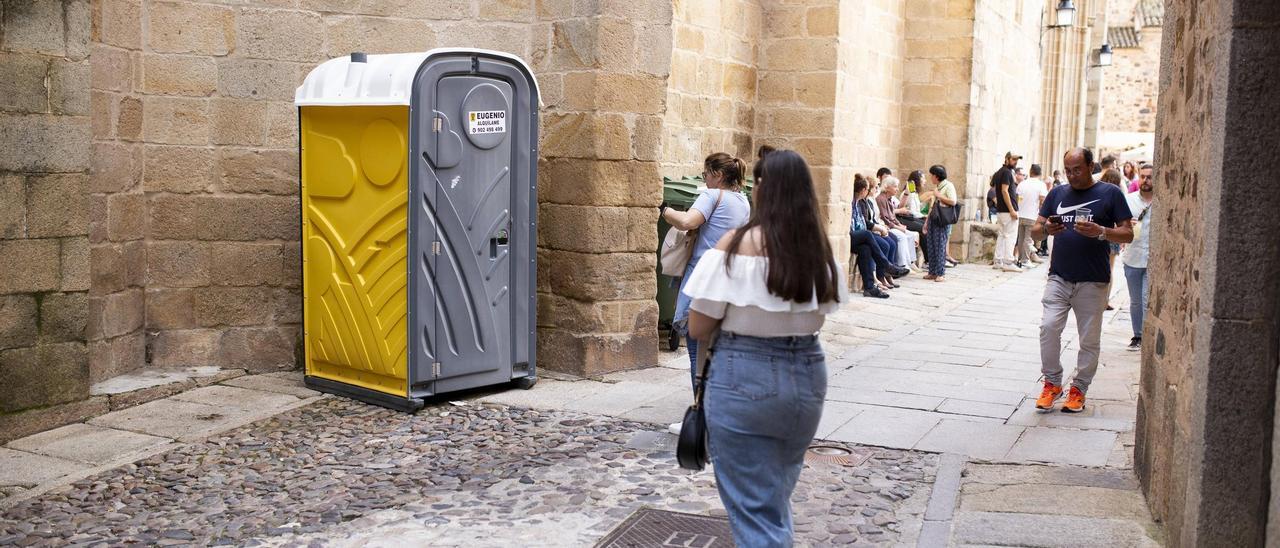 Varias personas aguardan su turno para acceder a los baños públicos.