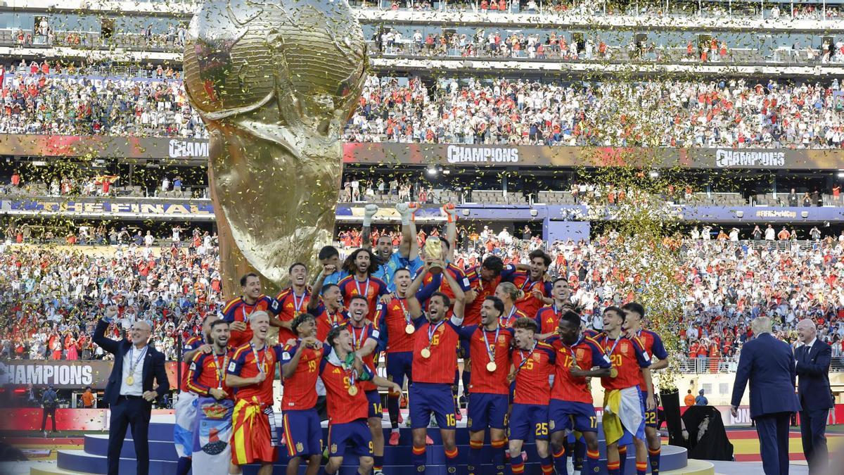 España conquista los tres oros del fútbol consecutivos